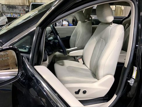 Used 2019 Chrysler Pacifica Touring Plus w/ Cold Weather Group image 7