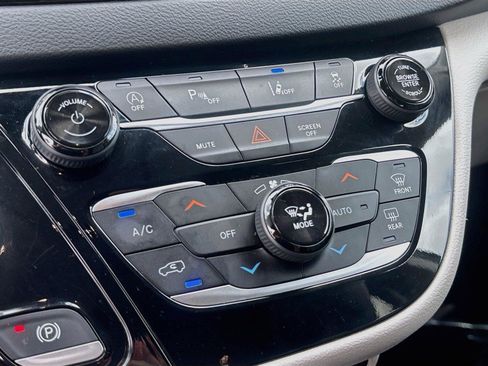 Used 2023 Chrysler Pacifica Touring-L FWD image 15