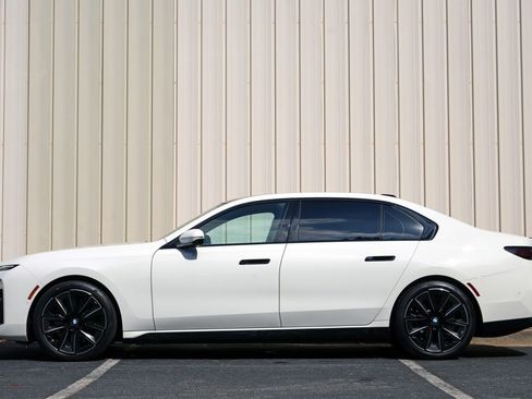Used 2024 BMW i7 xDrive60 AWD/4WD image 9
