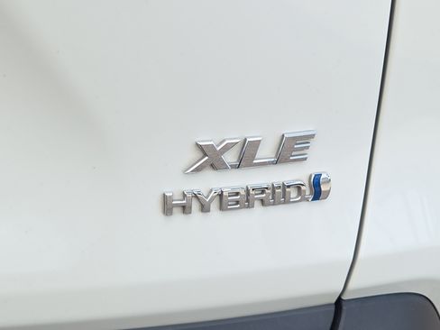Certified 2022 Toyota RAV4 XLE Premium AWD/4WD image 32
