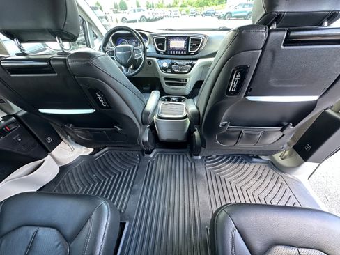 Used 2020 Chrysler Pacifica Touring-L Plus FWD image 11