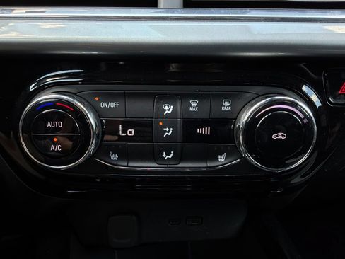Used 2025 Chevrolet Trax LT w/ LT Convenience Package FWD image 29