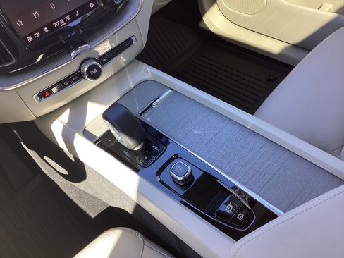 Certified 2025 Volvo XC60 T8 Plus w/ Protection Package Premier image 40