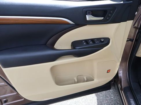Used 2019 Toyota Highlander Limited image 12
