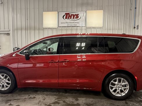 Used 2024 Chrysler Pacifica Touring-L FWD image 7