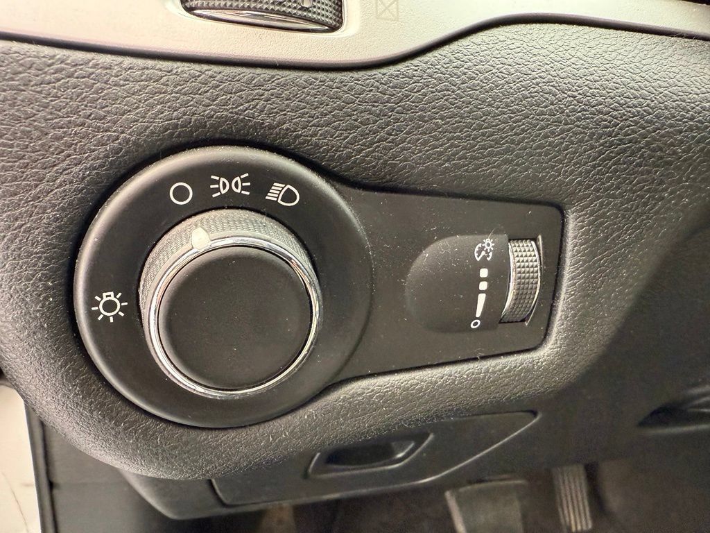 Used 2017 Jeep Cherokee Sport FWD image 12