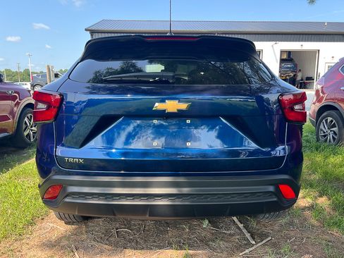 Used 2024 Chevrolet Trax LS w/ LS Convenience Package FWD image 3