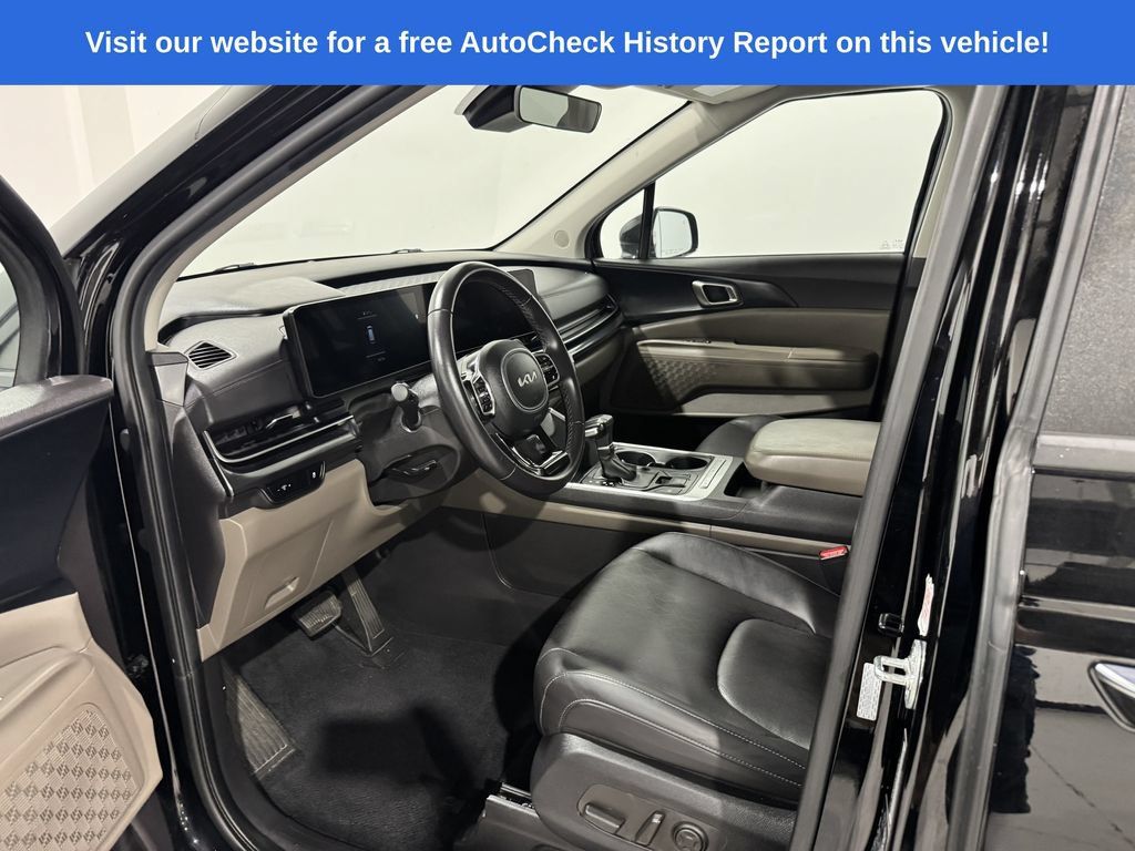 Used 2025 Kia Carnival FWD image 15