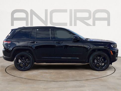 Used 2025 Jeep Grand Cherokee Altitude RWD image 15