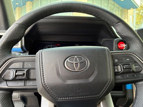 Used 2025 Toyota Tacoma TRD Off-Road AWD/4WD image 27
