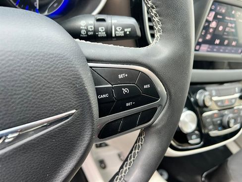 Used 2023 Chrysler Voyager LX image 27