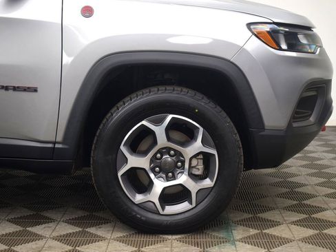 Used 2022 Jeep Compass Trailhawk w/ Trailhawk Convenience Group AWD/4WD image 31