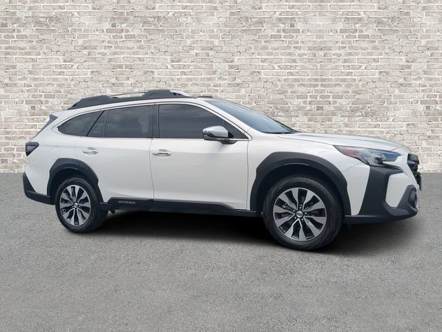 Used 2025 Subaru Outback Touring AWD/4WD image 1