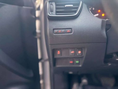 Used 2018 Nissan Rogue SV image 16