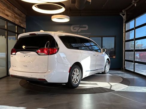 Used 2020 Chrysler Pacifica Touring-L FWD image 3