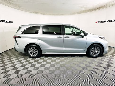 Used 2023 Toyota Sienna XLE image 2