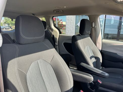 Used 2022 Chrysler Voyager LX FWD image 11