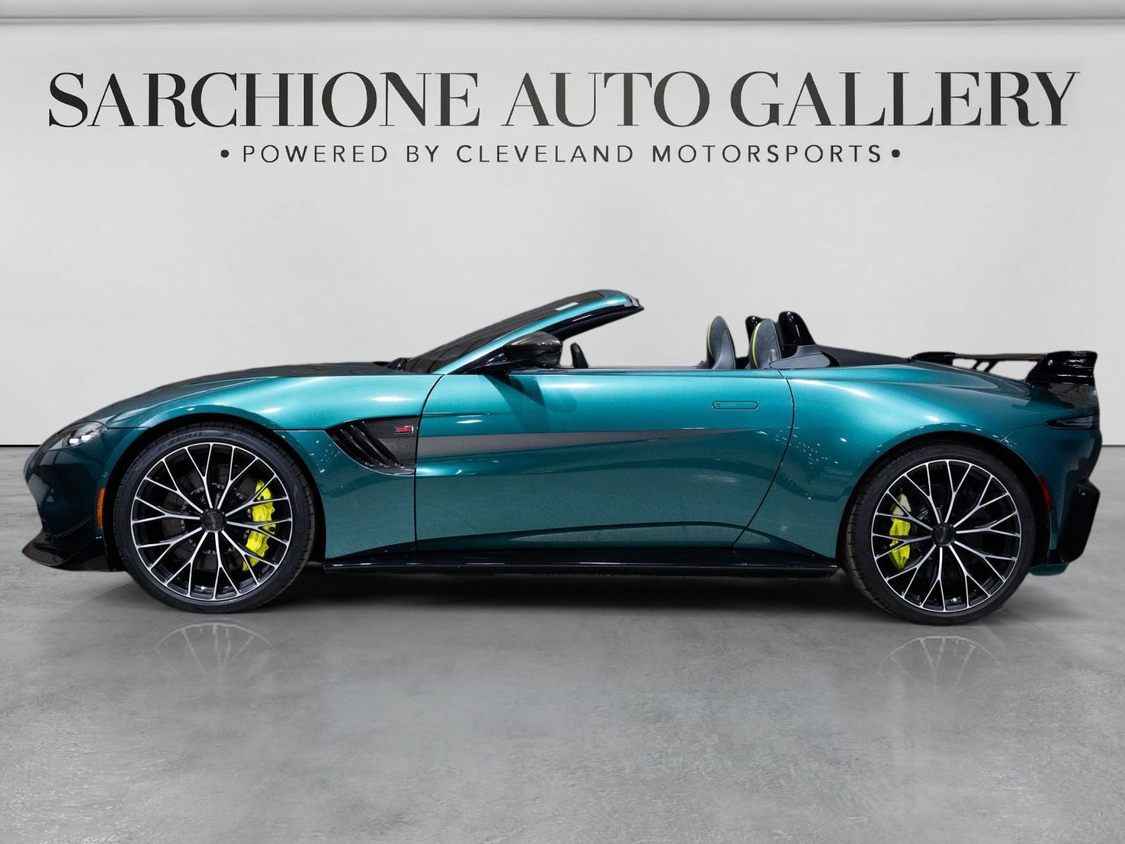 Used 2023 Aston Martin V8 Vantage Roadster RWD image 3