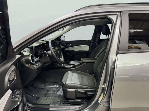 Used 2025 Chevrolet Trax LT w/ Sunroof Package FWD image 24