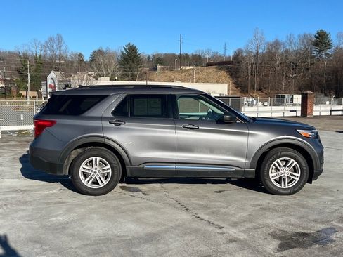 Used 2022 Ford Explorer XLT w/ Class IV Trailer Tow Package image 2