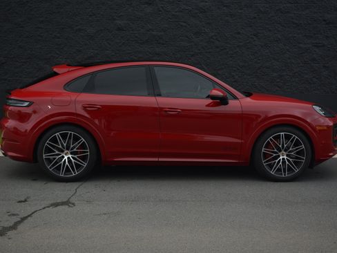 Certified 2025 Porsche Cayenne GTS AWD/4WD image 8