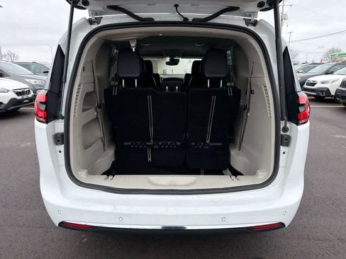 Used 2024 Chrysler Pacifica Touring-L FWD image 36