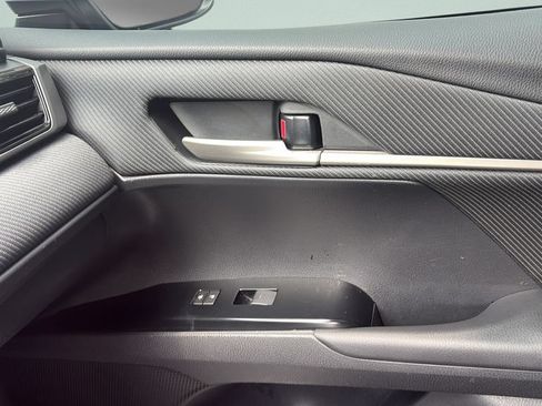 Used 2025 Toyota Camry SE w/ Convenience Package FWD image 13