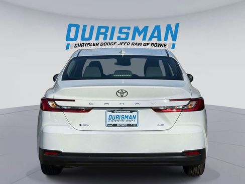 Used 2025 Toyota Camry LE image 3