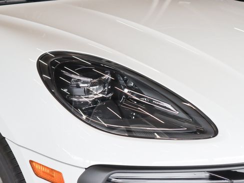 Certified 2026 Porsche Macan AWD/4WD image 26