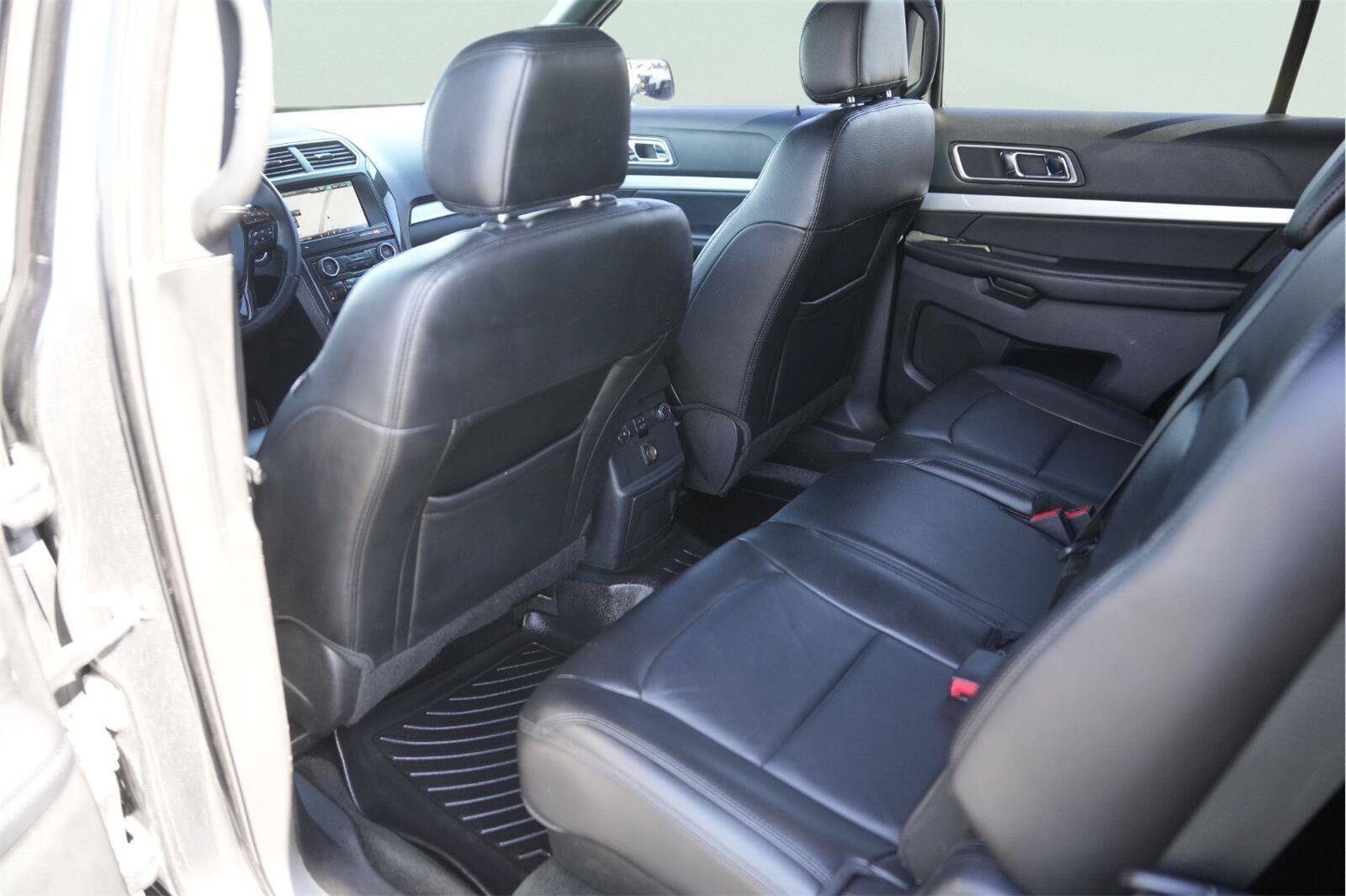 Used 2016 Ford Explorer XLT w/ Equipment Group 202A AWD/4WD image 11