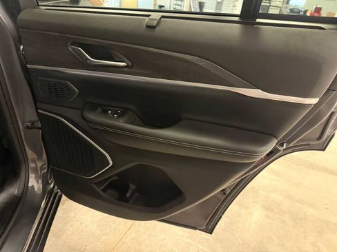 Used 2024 Jeep Grand Cherokee Limited w/ Luxury Tech Group II image 26