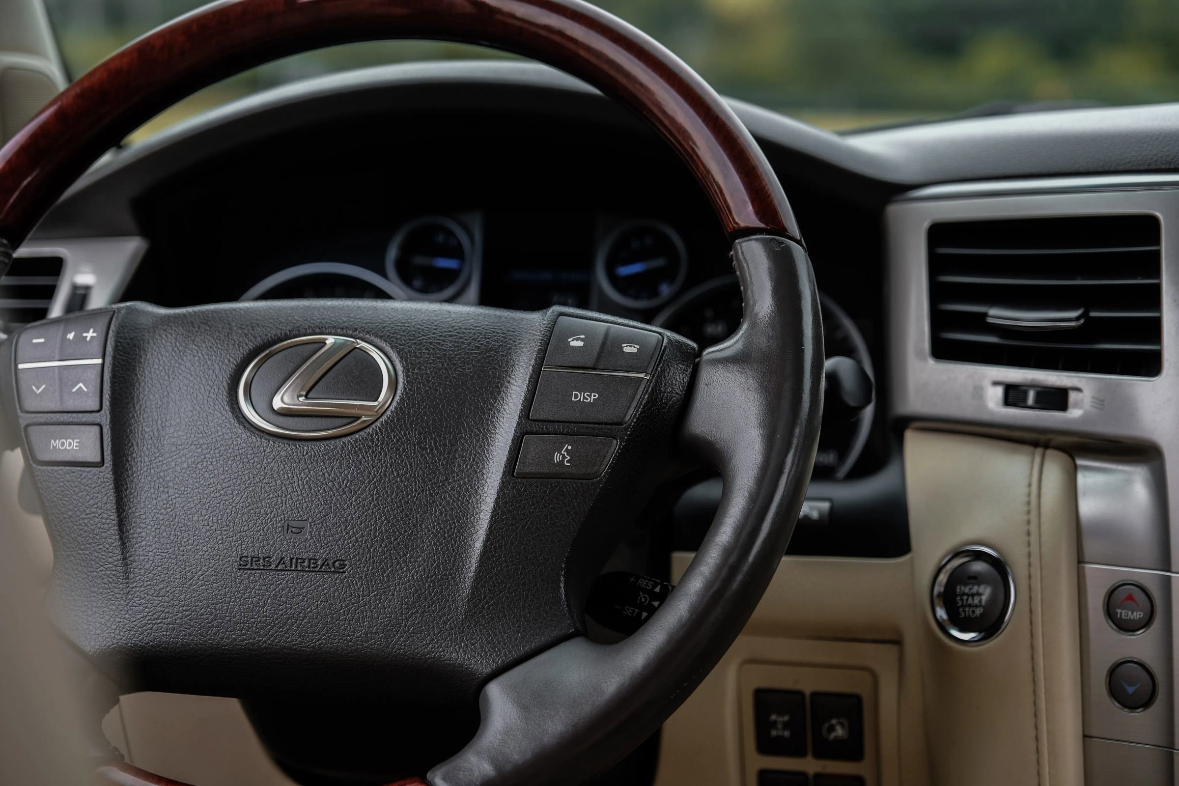 Used 2013 Lexus LX 570 4WD w/ Luxury Pkg image 22