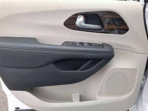 Certified 2024 Chrysler Pacifica Limited image 10