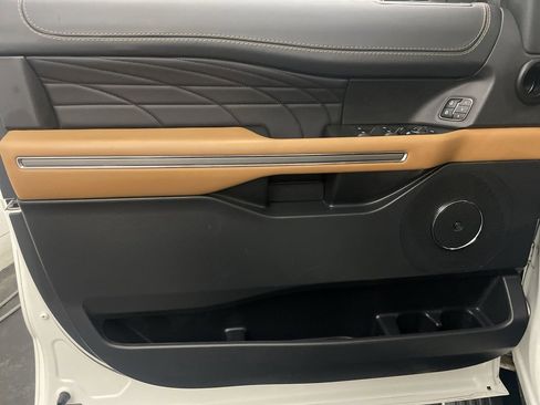 Used 2023 Ford Expedition Platinum image 17