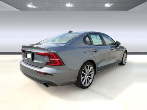 Used 2021 Volvo S60 T5 Momentum image 9