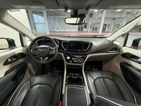 Used 2023 Chrysler Pacifica Limited image 23