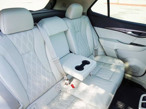 Used 2022 Buick Envision Avenir w/ Technology Package II image 30