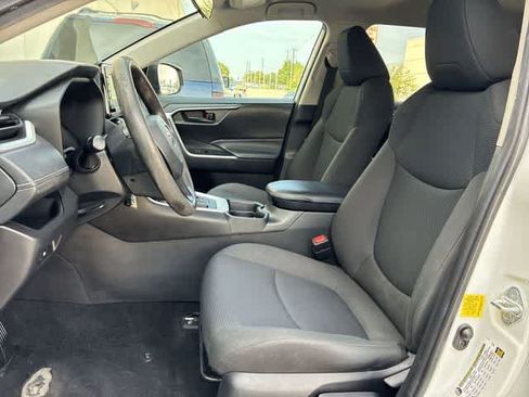 Used 2021 Toyota RAV4 LE FWD image 16