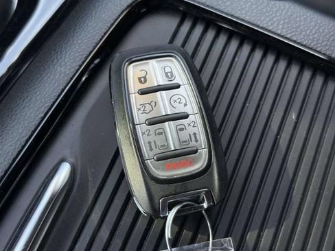 Used 2025 Chrysler Pacifica Limited FWD image 36