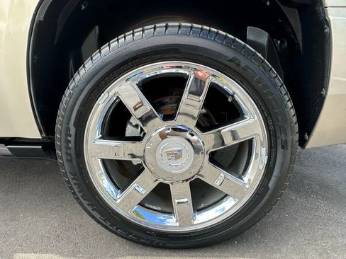 Used 2010 Cadillac Escalade Premium image 12