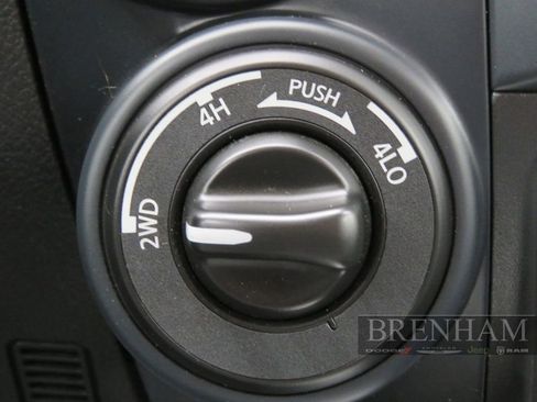 Used 2023 Nissan Titan SV w/ SV Convenience Package image 23