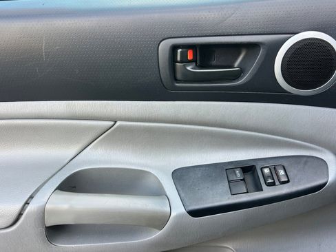 Used 2014 Toyota Tacoma PreRunner w/ SR5 Package image 12