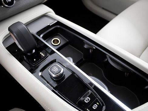 New 2025 Volvo XC90 T8 Plus w/ Protection Package Premier image 26