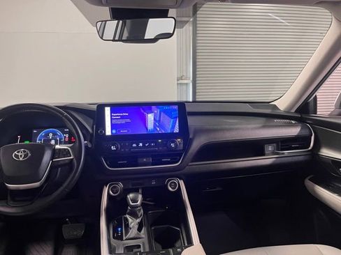 Used 2024 Toyota Grand Highlander XLE image 19