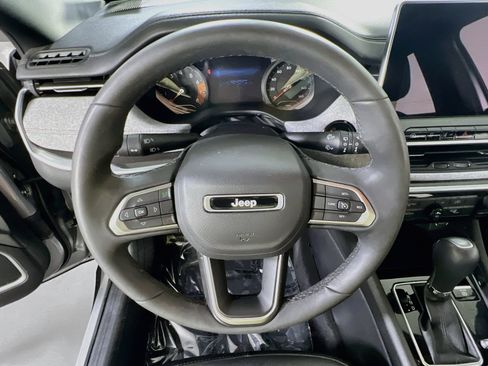 Used 2023 Jeep Compass Latitude AWD/4WD image 11
