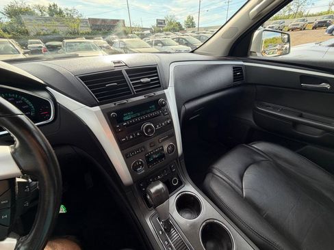 Used 2011 Chevrolet Traverse LT image 22