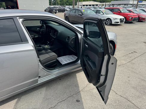 Used 2018 Dodge Charger SXT RWD image 9