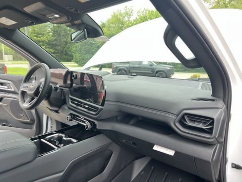 New 2025 Chevrolet Silverado EV LT image 30