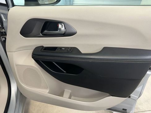 Used 2023 Chrysler Pacifica Touring-L FWD image 29