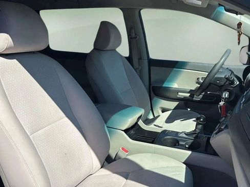 Used 2017 Kia Sedona LX image 23